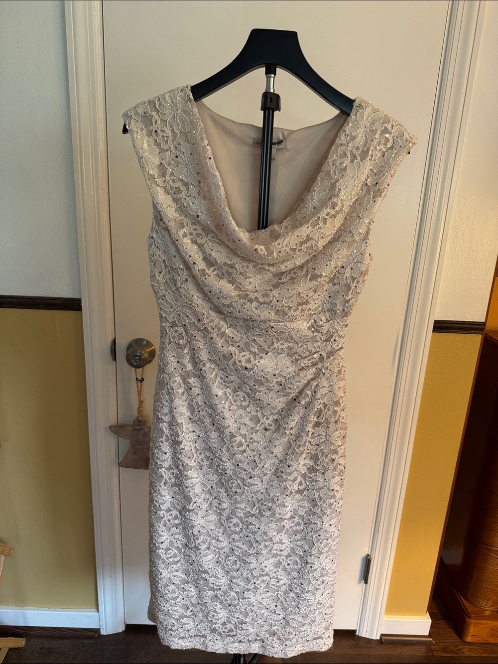 Elegant Strapless Lace Sheath Dress in Ivory